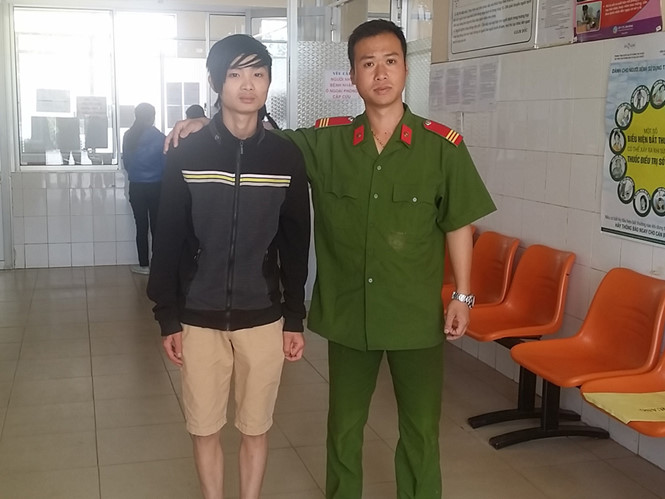 Nguyễn Văn Dũng (bên trái) và “ân nhân” Cao Minh Ngọc tại Bệnh viện đa khoa Lâm Đồng - Ảnh: Gia Bình