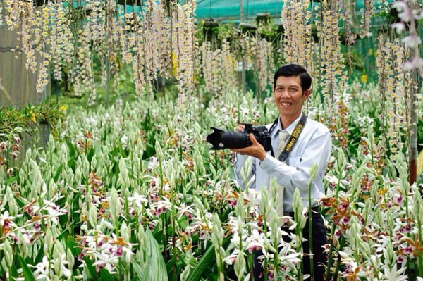 Anh Sỹ trong vườn lan đang nở rộ dịp Tết Nguyên đán 2016.