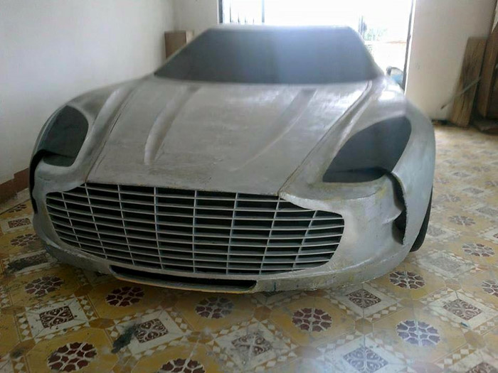 Phần đầu xe với lưới tản nhiệt đặc trưng của Aston Martin đi kèm với hai cụm đèn pha hầm hố khiến người xem dễ nhận ra đây mà mô hình của một chiếc Aston Martin.