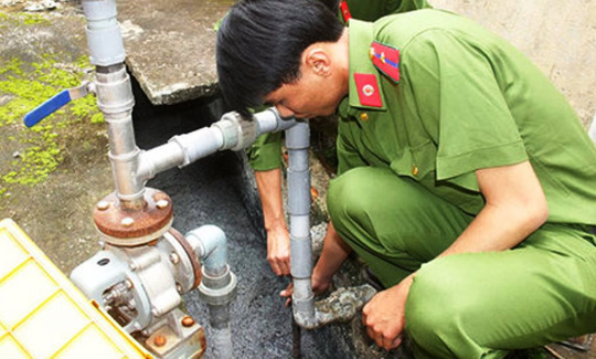 Công an kiểm tra lấy mẫu nước thải tại Công ty CP Tơ lụa Bảo Lộc (Lâm Đồng).