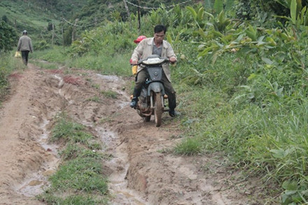 Đường xóm 1, thôn Bàng Sơn ngày càng xuống cấp, dân tự nguyện góp 80 triệu đồng, sau 2 năm vẫn chưa xong 1,5 km đường cấp phối.