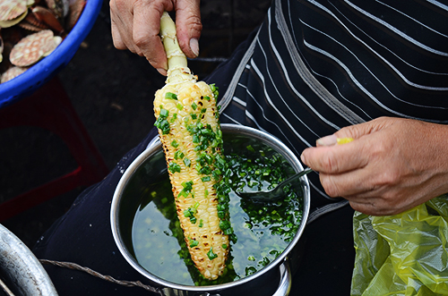Trái bắp nướng là món ăn được nhiều du khách ưa thích khi lang thang quanh trung tâm thành phố Đà Lạt. Ảnh: Phong Vinh.
