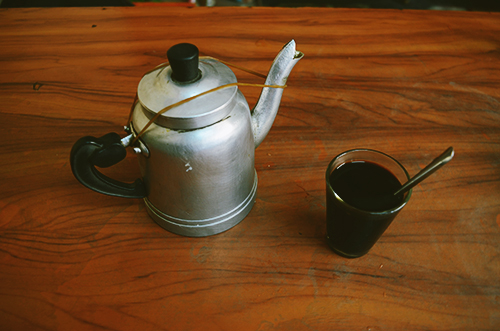 Ly cà phê cùng ấm trà quen thuộc đã trở thành ký ức của nhiều người. Ảnh: Phong Vinh