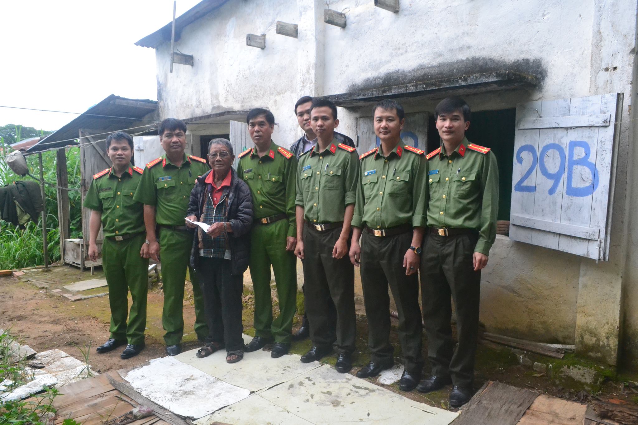 Cán bộ, chiến sĩ Công an tỉnh Lâm Đồng thường xuyên thăm hỏi, động viên cụ Liễu sống lạc quan