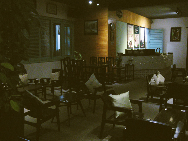 Ở Bảo Lộc có rất nhiều quán cafe đẹp, và view thì nếu đi buổi sáng có thể thấy được đồi chè ngay dưới tầm nhìn của mình luôn đó nhé.