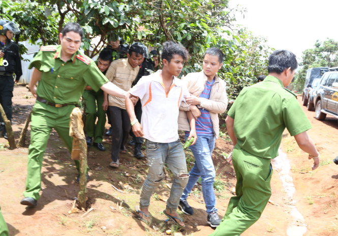 Hai nghi phạm bị bắt ở thôn Hang Hớt trưa 13-8 - Ảnh: C.Thành