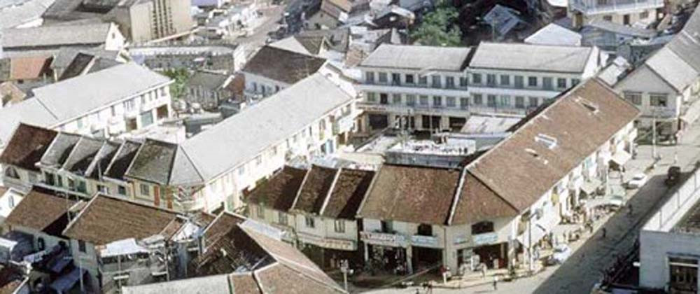 Khách sạn Phú Hòa và các dãy phố (mái màu sáng) của gia đình ông Bùi Duy Chước