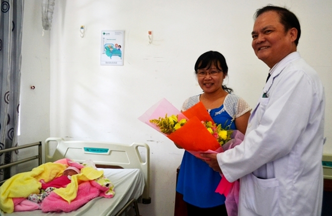 Lãnh đạo Bệnh viện Đa khoa Hoãn Mỹ chúc mừng mẹ con chị Hương