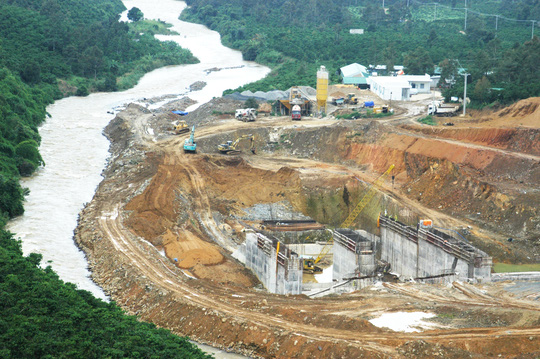 Thủy điện Đại Bình làm thu hẹp dòng chảy khiến hàng chục hộ dân và cây trồng bị ngập sâu trong nước.