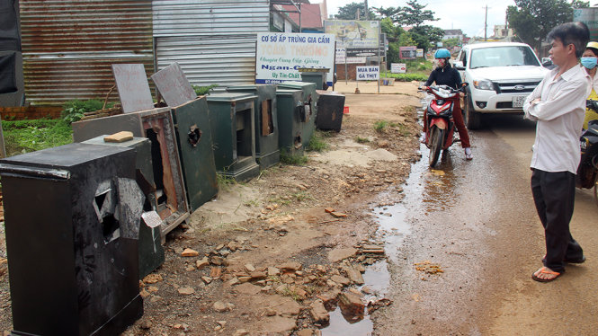 Két sắt bị đục phá lấy tài sản được người dân mang bỏ bên đường tại xã Tân Hà, huyện Lâm Hà - Ảnh: ĐỨC HUY