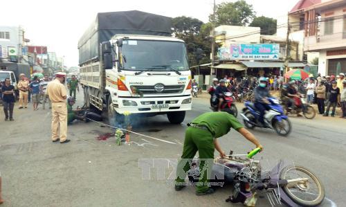 Lực lượng chức năng xử lý vụ tai nạn giao thông khiến một người chết tại thị trấn Di Linh. Ảnh: Đặng Tuấn/TTXVN
