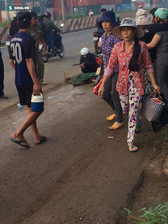 Hiện trường vụ xe khách kéo lê người phụ nữ hang chục mét khiến nạn nhân tử vong.Ảnh Facebook Hoa Dai