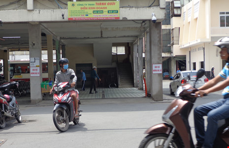 Điểm kinh doanh của hãng xe Thành Bưởi thuê của Công ty CP Giày Sài Gòn hướng ra đường Vĩnh Viễn, phường 2, quận 10.
