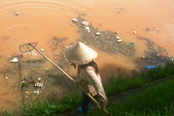 Sau những cơn mưa rác thải lại tràn lan trên hồ Xuân Hương