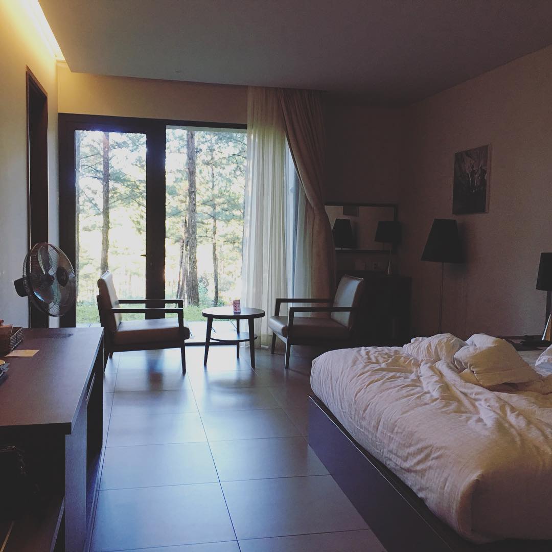 Các phòng nghỉ đều được trang bị đầy đủ các dịch vụ đẳng cấp 4 sao, nội thất được bố trí hài hòa và ấn tượng nhờ được điểm tô bằng các bức tranh, ảnh nghệ thuật nổi tiếng của các nhiếp ảnh gia, các họa sĩ danh tiếng hiện nay. Ảnh: Nguyen Thuy Trang on Instagram