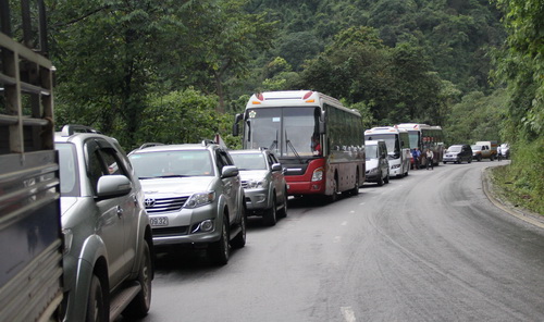Vụ tai nạn khiến giao thông trên đèo Bảo Lộc bị ách tắc nhiều giờ. Nguyên nhân đang được điều tra.