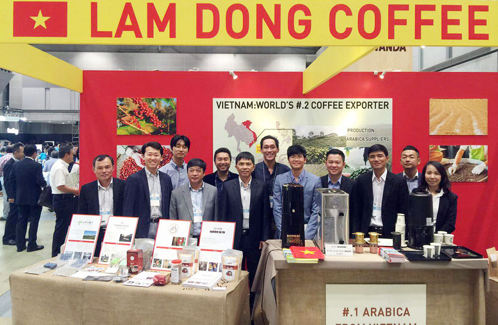Đại diện tỉnh Lâm Đồng tham dự hội chợ quảng bá hình ảnh cà phê Việt Nam với các bạn thế giới