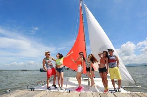 Ngoài cano, các bạn có lựa chọn phương tiện khác là thuyền buồm 2 thân để vui chơi giải trí, khám phá vẻ đẹp của vịnh Sông Dinh.