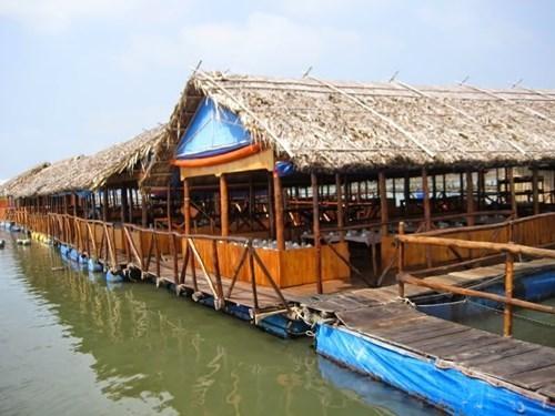 Nhà hàng làng bè Long Sơn