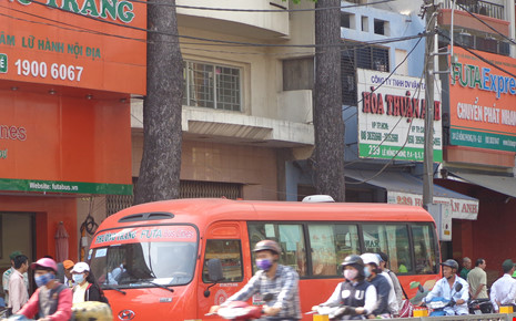 Theo hãng Thành Bưởi, xe của Phương Trang thường dừng, đón khách trên đường Lê Hồng Phong là vi phạm Luật giao thông