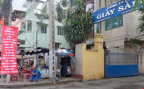 Băng rôn treo trước cửa Công ty CP Giày Sài Gòn, cửa ra của xe hãng Thành Bưởi