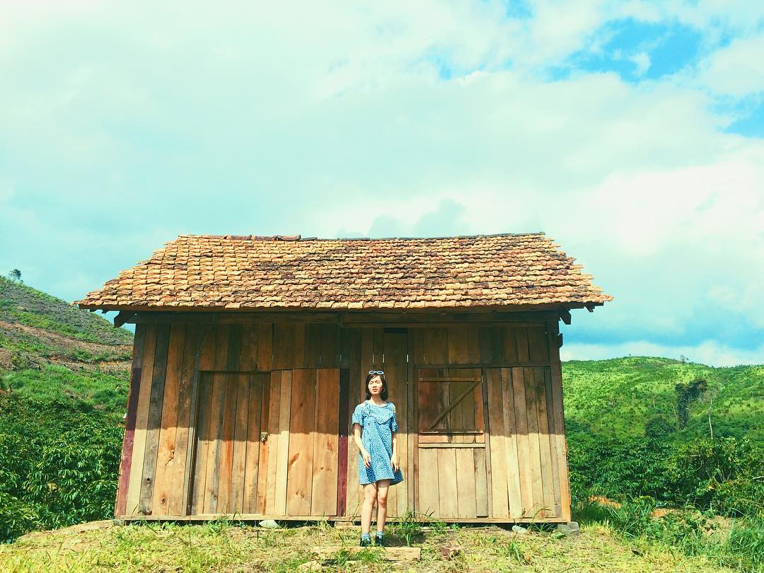 Lang thang vào các đồi trà, rẫy cà phê hay các bản làng, du khách sẽ nghe được những câu chuyện đời thực mang màu sắc huyền thoại. Ảnh: Hồng Loan on Instagram