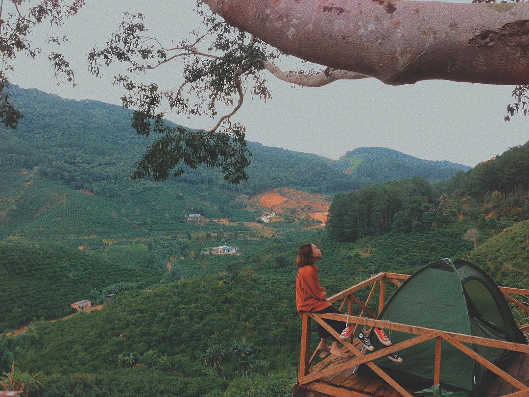 Ngôi nhà nhỏ giữa đèo, trơ trọi một mình giữa vực núi. Từ đây bạn có thể nhìn toàn cảnh núi rừng Tây Nguyên với cả một vùng trời cà phê mênh mông dưới đèo. Ảnh: a weird soul . on Instagram