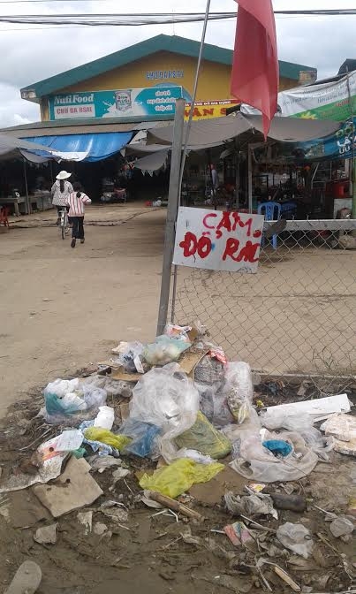  Bãi rác phía sau chợ, chỉ được xử lý các ngày trong tuần trừ thứ 7 và chủ nhật.