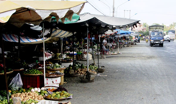 Tiểu thương chợ Đại Lào bỏ chợ ra ngoài buôn bán gây mất an toàn giao thông. Ảnh: H.Đường