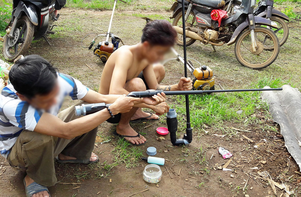 Thanh niên ở huyện Bảo Lâm sử dụng súng cồn tự chế để đi săn. Ảnh: K. Phúc
