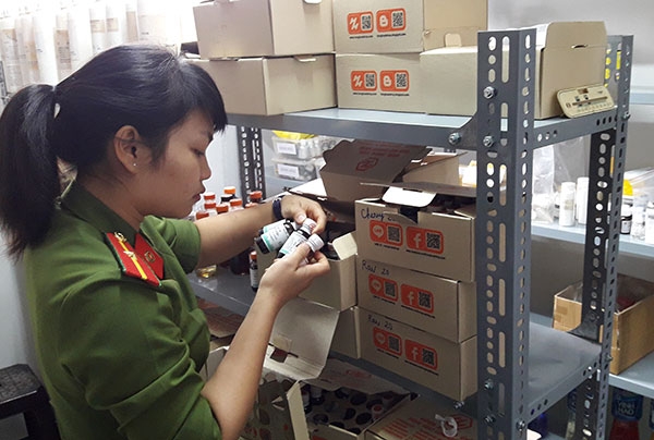Lực lượng chức năng đang kiểm tra một sản phẩm tại Công ty Tha Von. Ảnh: Báo Lâm Đồng