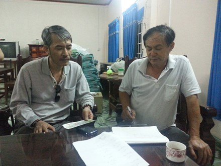 Ông Hoàng Quý (bên phải ảnh) kể lại các vụ án với PV Báo Lao Động. 