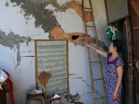 Nhà của người dân tại tổ 4, thị trấn Di Linh (H.Di Linh) nứt toác do sụt lún - Ảnh: Trùng Dương