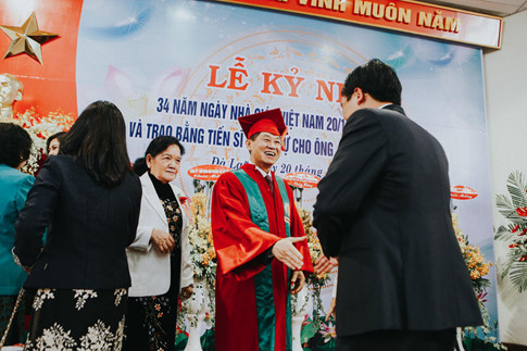 Ông Jonathan Hạnh Nguyễn nhận bằng tiến sĩ danh dự