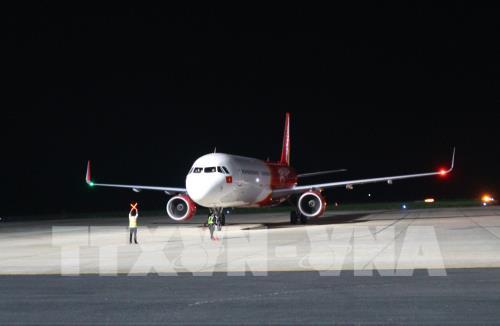 Máy bay chở đoàn du khách Trung Quốc hạ cánh xuống sân bay Liên Khương. Ảnh: Nguyễn Dũng - TTXVN