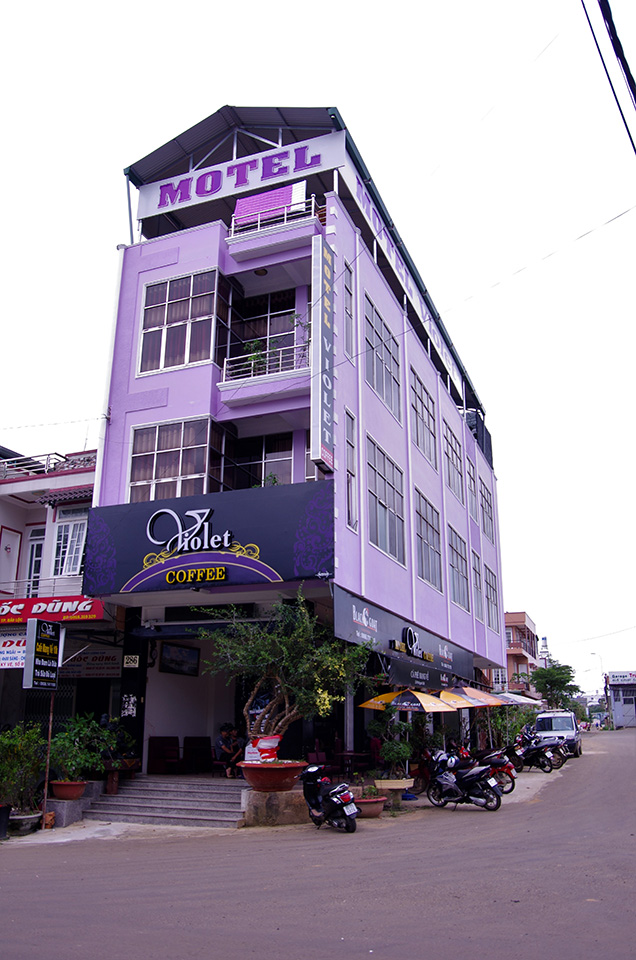 Khách sạn nằm trên đường Trần Phú, đây cũng là trục đường chính của tuyến Sài Gòn – Đà Lạt