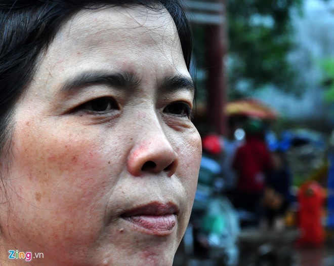 Cô giáo Thái Thị Tuyết Hồng chưa nguôi ám ảnh cảnh tượng bốn cô giáo cùng 15 cháu học sinh đu cửa sổ chống chọi với lũ dữ chờ cứu hộ. Ảnh: Minh Hoàng. 