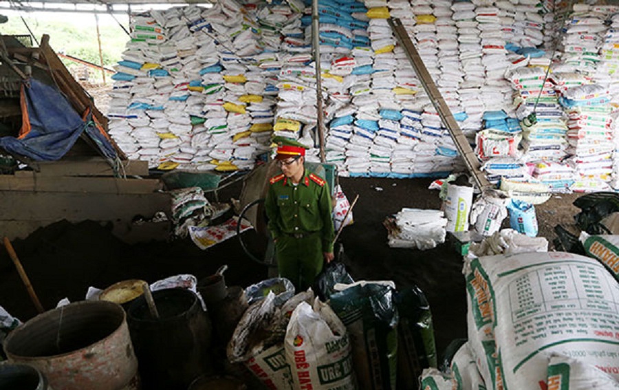  Hàng trăm tấn phân bón của DNTN Yên Tâm bị cơ quan chức năng thu giữ. Ảnh Báo Lâm Đồng