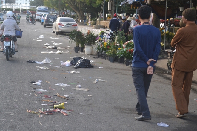 Lối vào chợ Đà Lạt cũng ngập ngụa rác thải