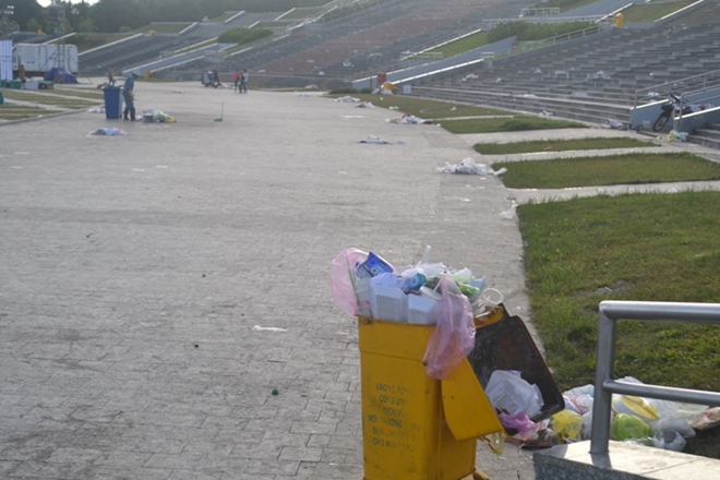 Đến 7h30 ngày 25-12, phần lớn rác thải tại quảng trường Lâm Viên đã được nhân viên vệ sinh quét dọn thành đống