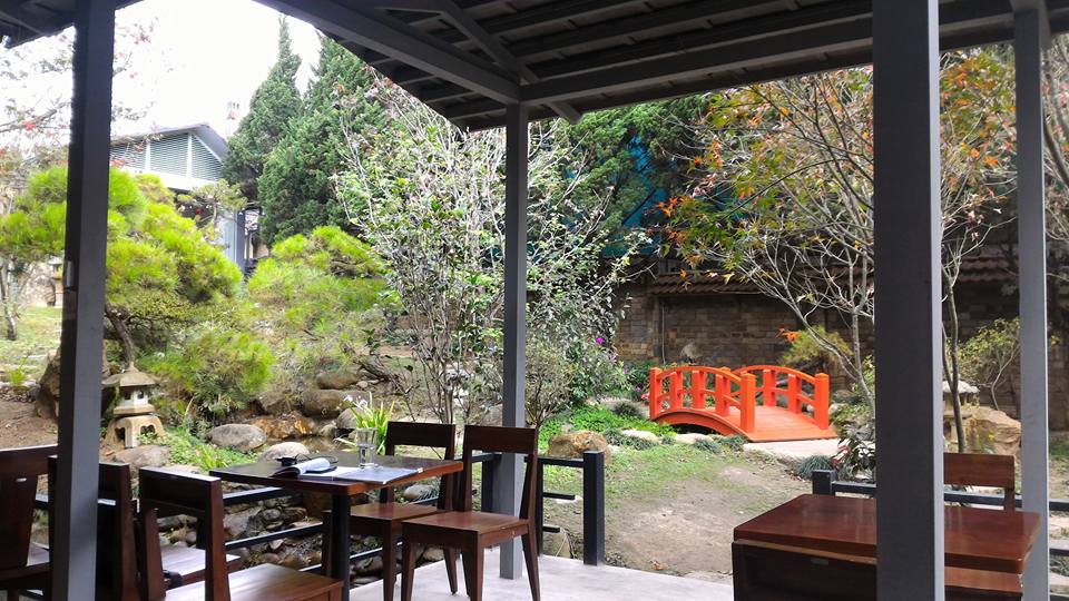 Khu vườn tại Zen Garden Coffee có tất cả mọi thứ từ cây cối đến chiếc cầu nhỏ hay các khúc gỗ dùng làm ghế ngồi đều được sắp xếp một cách có chủ đích tạo ra không gian tinh tế, yên tĩnh, ấm áp. Ảnh: Trịnh Minh Hòa