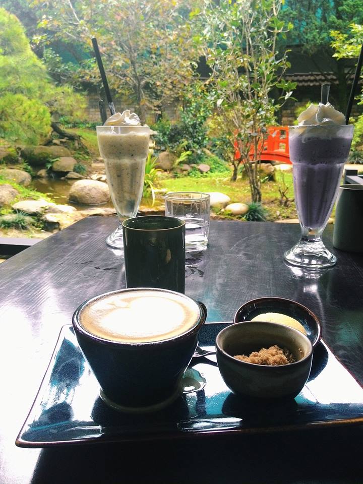 Với thiết kế không gian mở bằng kính tại bất kỳ góc ngồi nào bạn cũng đều ngắm được hết vẻ đẹp của Zen Garden Coffee. Ảnh: Nhã Điểm