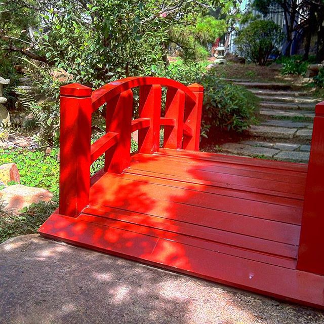 Cây cầu gỗ đỏ đặc trưng phong cách Nhật Bản. Ảnh: benmockett