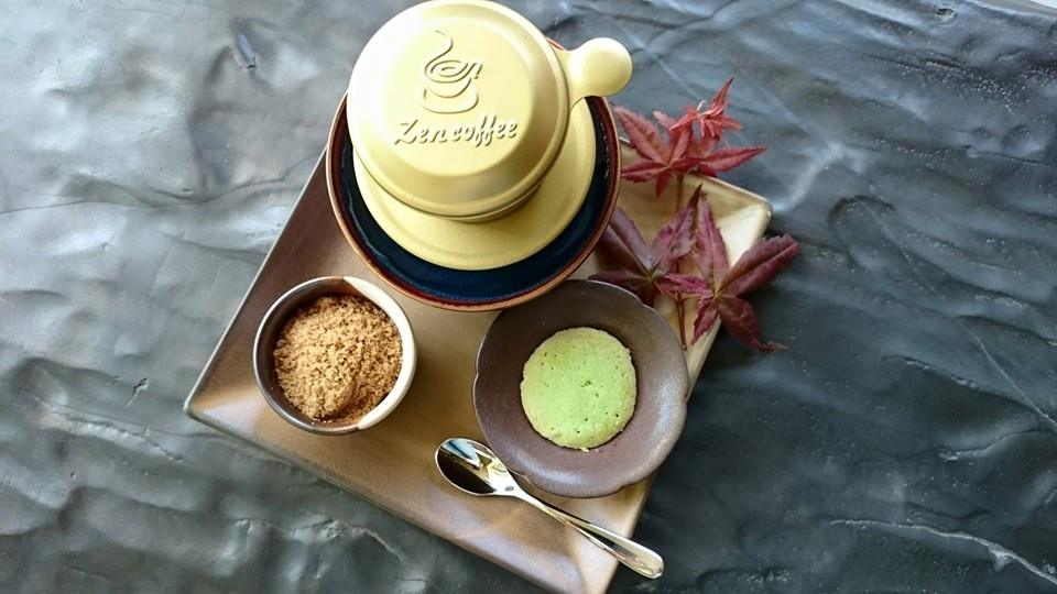 Một tách cà phê đen nhâm nhi cùng bánh cookie trà xanh cho những ai yêu thích hương vị cà phê truyền thống. Ảnh: FB Zen Garden Coffee