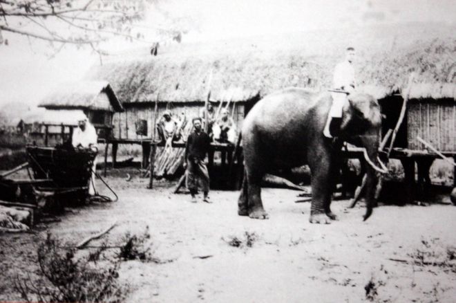 Bác sĩ Yersin và đoàn thám hiểm cao nguyên Lang Biang vào năm 1893. Trong nhật ký đề ngày 21/6/1893, Yersin ghi nhận có vài làng của người sắc tộc D'Lat (người Lạch). 