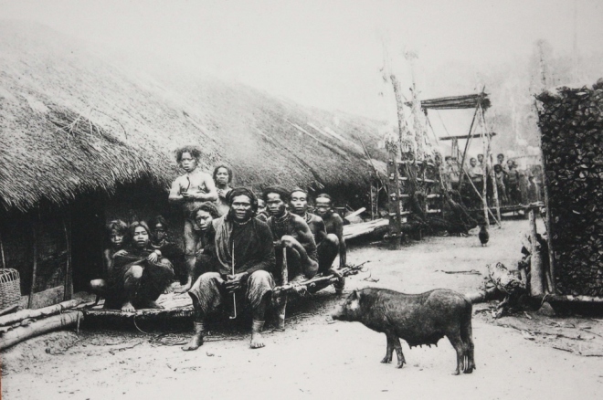 Một góc buôn làng người dân tộc bản địa ở cao nguyên Lang Biang khi bác sĩ Yersin phát hiện năm 1893. 