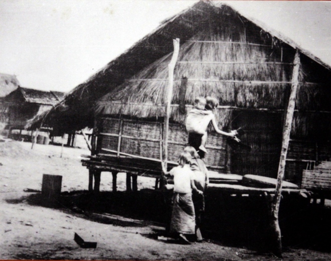 Nhà sàn của người Cơ Ho những năm cuối thế kỷ 19. Đây là kiểu nhà đặc trưng của các dân tộc miền núi Việt Nam đến nay vẫn còn sử dụng. 