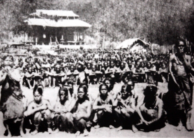 Làng dân tộc tại khu vực đèo Prenn (Đà Lạt) những năm cuối thế kỷ 19 đầu thế kỷ 20. 