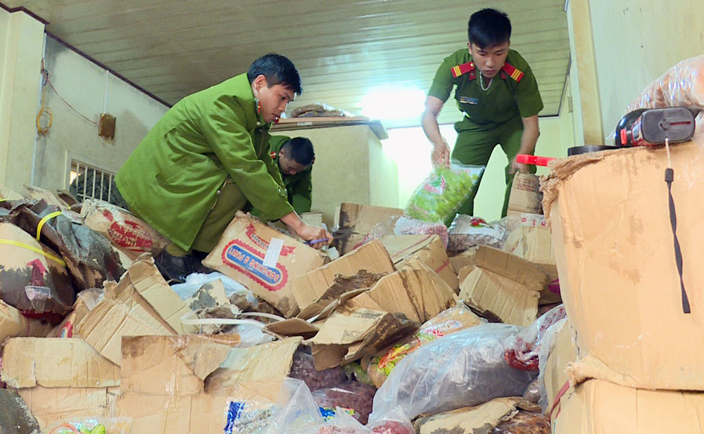 Những thùng mứt bẩn có xuất xứ từ Trung Quốc được tập kết tại số nhà 26 Ngô Thuỵ Sỹ, phường 4, TP Đà Lạt