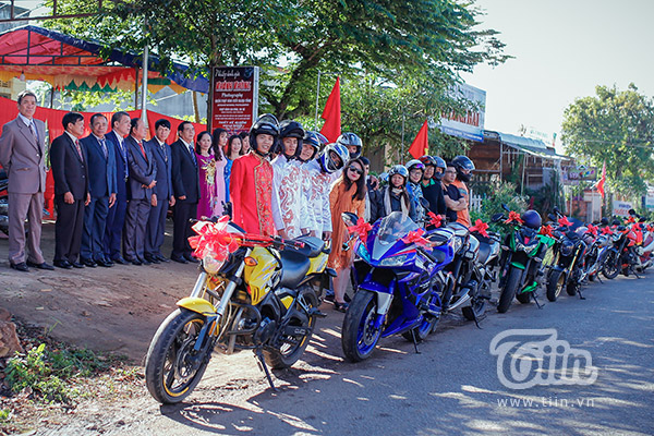 Hình ảnh đoàn rước dâu bằng dàn xe mô-tô được nhiều dân mạng chia sẻ